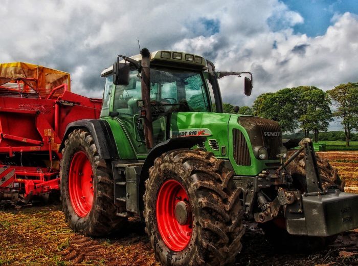 Agria Traktor: Kompakter und leistungsstarker Traktor für Landwirtschaft und Kommunalanwendungen