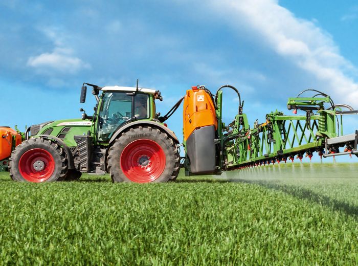 Gezielter Pflanzenschutz – Traktor mit Amazone-Anbauspritze im Einsatz