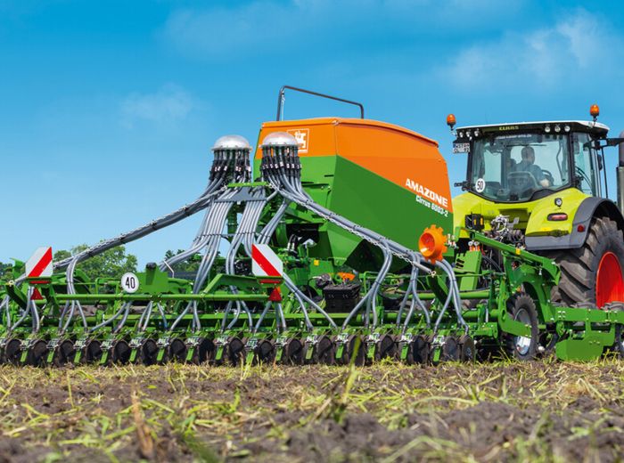 Traktor mit Amazone Anhängerkombi – Effiziente Bodenbearbeitung bei Stavermann