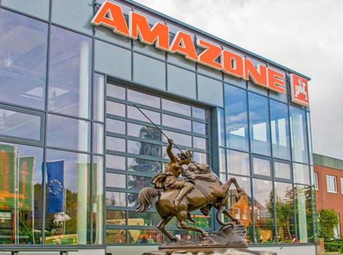 Eingang zum Amazone-Store – Symbolkraft der Pferdestatue im Vordergrund