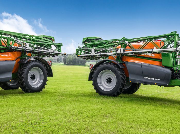 Zwei Amazone Traktoren von Stavermann – Orange und Grün auf fruchtbarem Feld