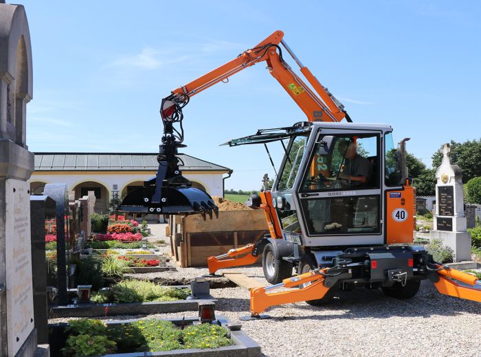 Leistungsstarker Bagger Boki 4552 in orange und schwarz, geeignet für anspruchsvolle Bauarbeiten