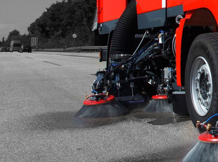 Brock Baustelle: Lkw mit Reinigungsbesen in Aktion