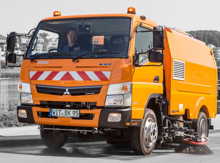 Orange Brock Lkw – Einsatzbereit und geparkt am Straßenrand