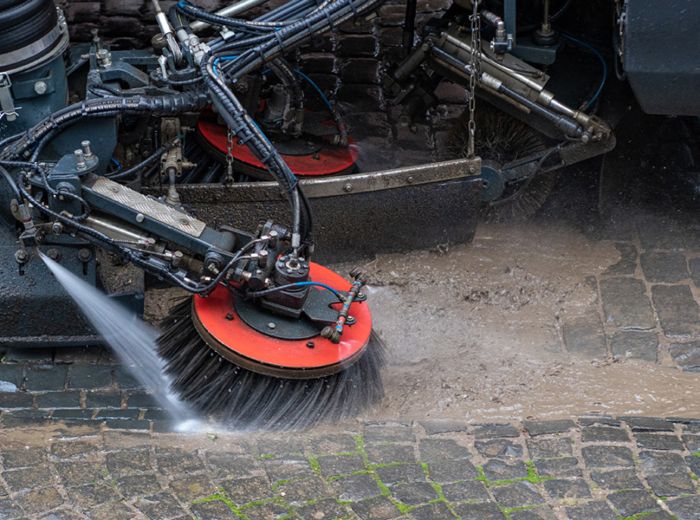 Städtische Sauberkeit: Straßenkehrmaschine reinigt die Straßen