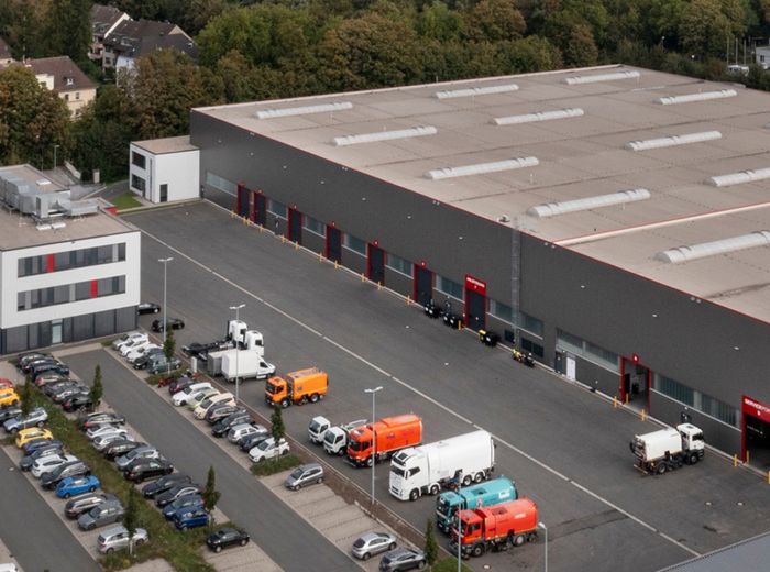 Brock Firmengelände aus der Luft – Effiziente Lager- und Logistikfläche mit Lkw
