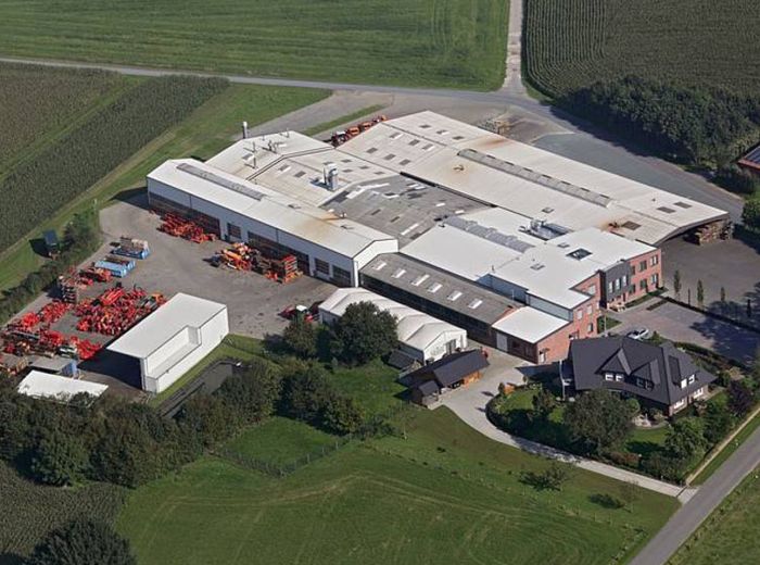 Luftaufnahme des großen Industriegebäudes auf dem Firmengelände der Duecker GmbH.