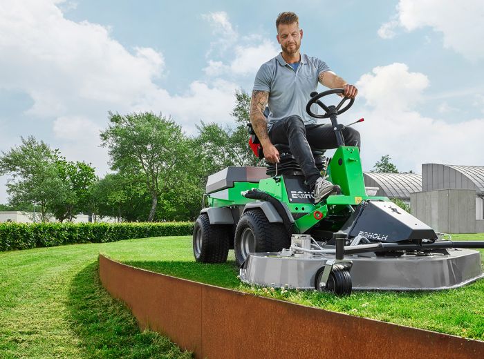 Egholm Park Ranger 2155 - mit Anbauteil Rasenmäher bei der kommunalen Grünpflege
