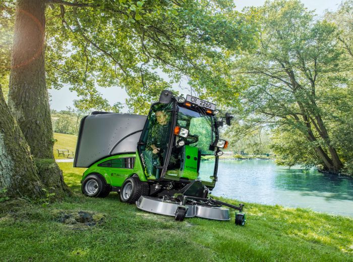 Die Egholm CR2260 Actionmover-Maschine in Grün ist am Ufer eines Flusses abgestellt