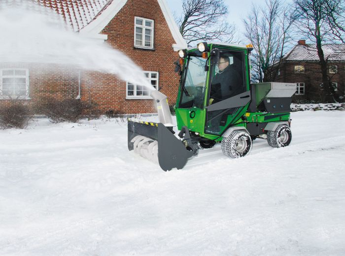 Egholm Schneepflug im Einsatz, um Schnee von der Fahrbahn zu räumen und die Straßen freizuhalten