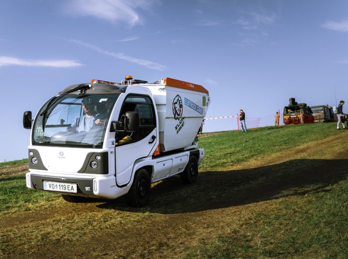 Weißer und orangefarbener Lkw der Marke Elion Airpower 3 auf einer Straße abgebildet