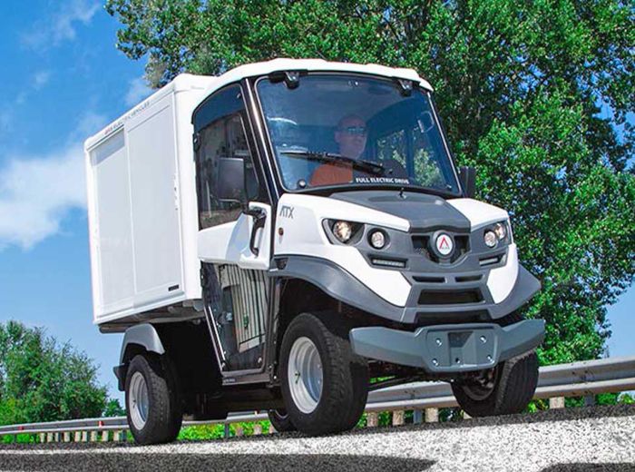 Der Elion Alke ATX320e, ein weiß-schwarzer Lkw, fährt auf einer Straße