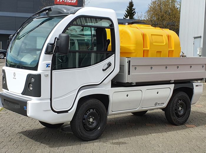 Kleiner Lkw mit einem gelben und weißen Container, der für die Elion Demo verwendet wird