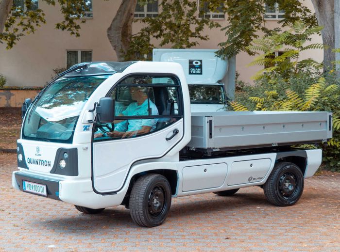 wei elektrische Lkw stehen auf einer gepflasterten Straße, Elion Quantron, Presse 2020
