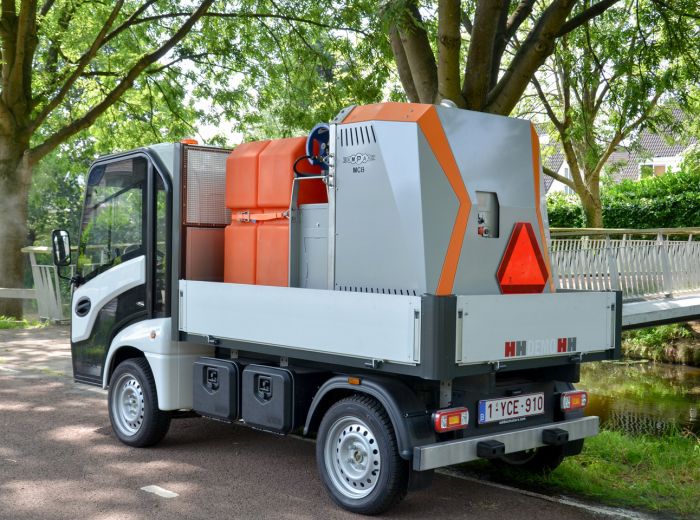 Empas DSC 7643: Kleiner Lkw mit auffälliger orange-weißer Ladung