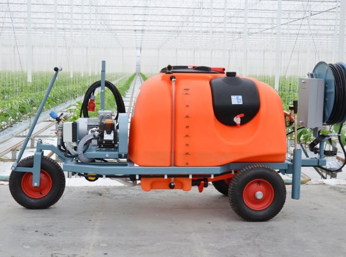 Empas: Kompakte orange Maschine mit integriertem Schlauchsystem