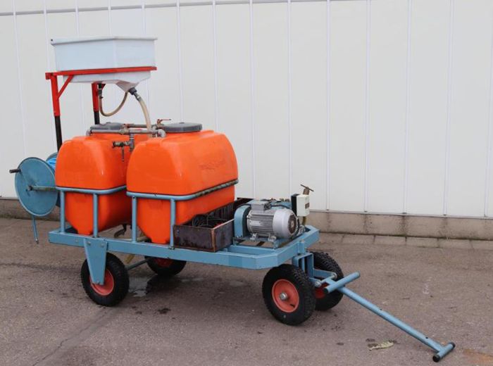 Zwei-Tank-System auf kleinem orange-schwarzem Fahrzeug für Flüssigkeitstransport