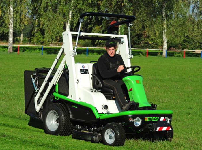 Sauber gemäht: Grüner und weißer Etesia Rasenmäher auf gepflegtem Rasen