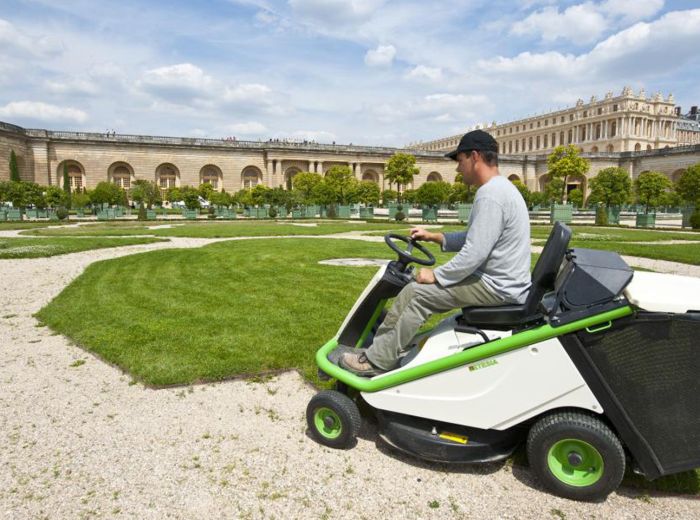 Perfekt gemäht: Etesia Versailles Rasenmäher im Einsatz im Park