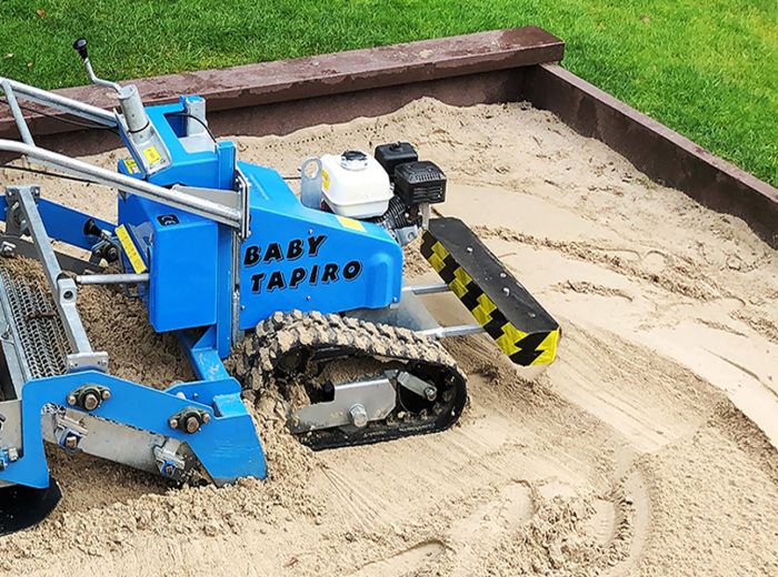 Ein Mann bedient die Fiorentini Baby Tapiro Sandreinigungsmaschine zur Herstellung von Sand
