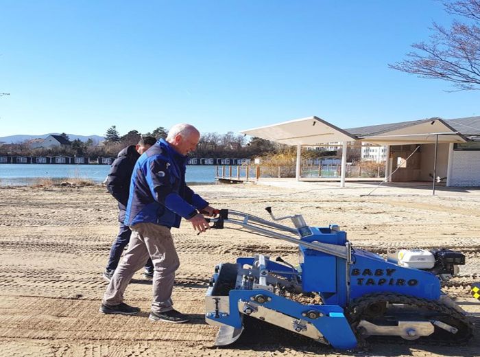Ein Mann bedient eine Fiorentini Sandreinigungsmaschine, um Sand zu bewegen und zu reinigen