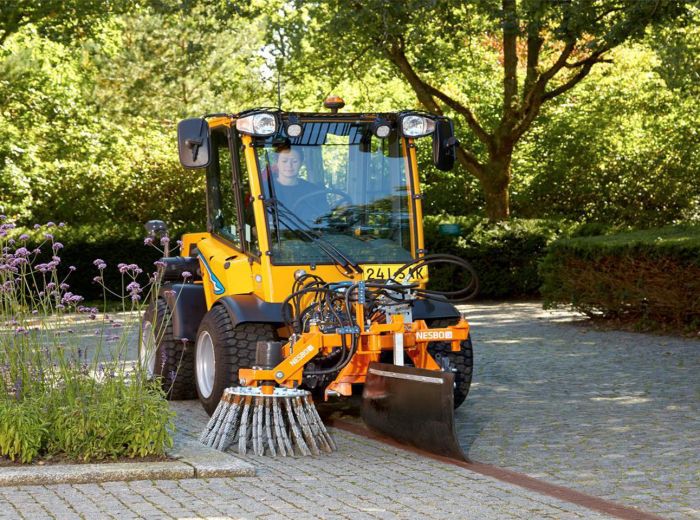 Traktor mit Bürste von GMR Maskiner, ideal für die Reinigung von Oberflächen und landwirtschaftlichen Flächen