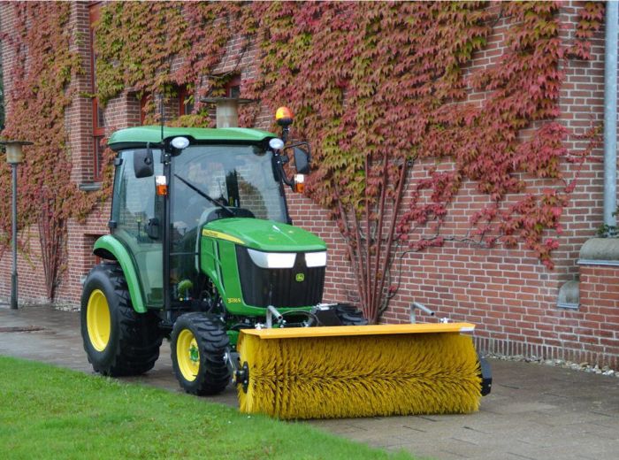 Traktor mit gelber Bürste am Straßenrand, GMR Maskiner Stensballe FF MSA sichtbar