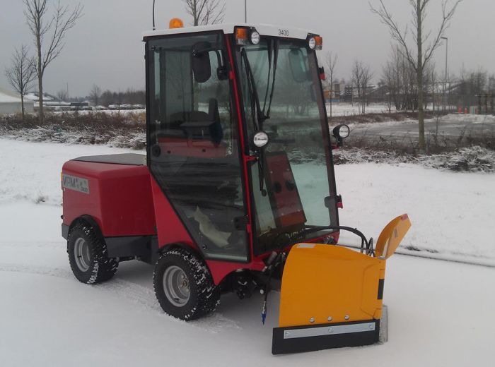 Roter und schwarzer Schneepflug von GMR Maskiner Stensballe im Schnee, bereit für den Einsatz