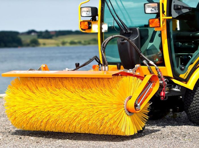 Gelbe Seitenbürste von GMR Maskiner auf einem großen Fahrzeug zur Straßenreinigung abgebildet