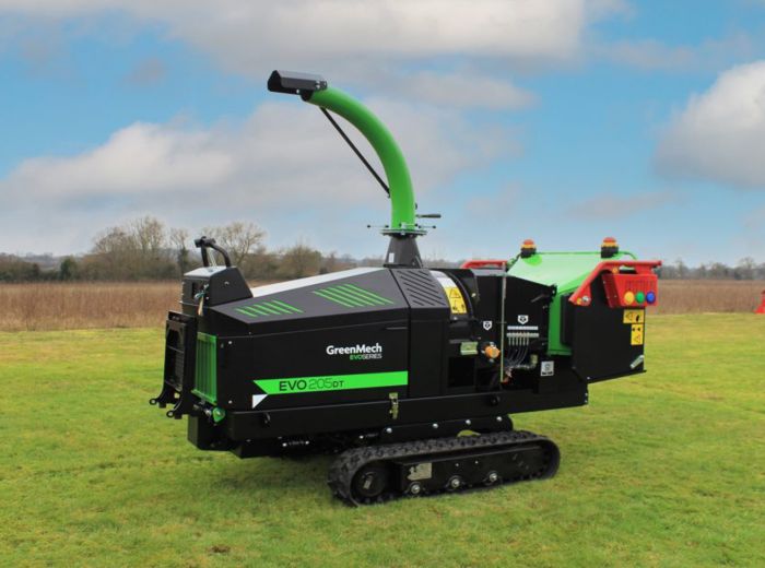 Eine grüne Greenmech Evo 250DT Maschine steht auf einem Feld und ist bereit für den Einsatz