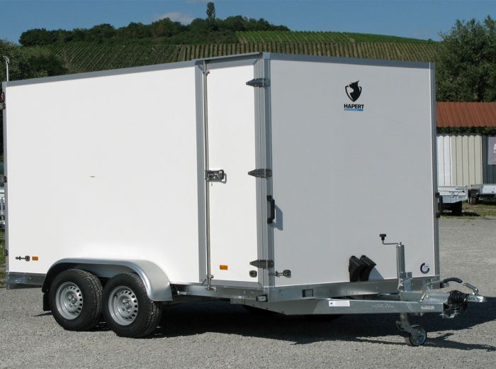 Weißer geschlossener Anhänger mit Tür, Modell Hapert Sapphie I-2 3000, ideal für Transport und Lagerung