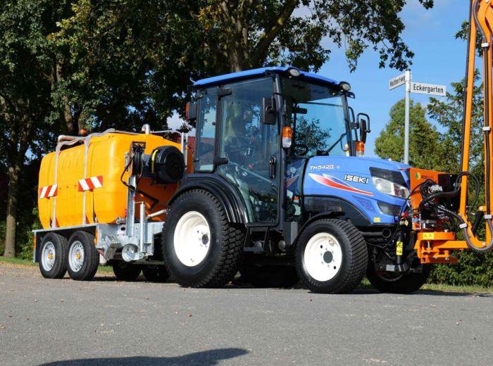 Effiziente Bewässerung und Sprüharbeiten mit Traktor & Iseki Mobiels Wasserfass