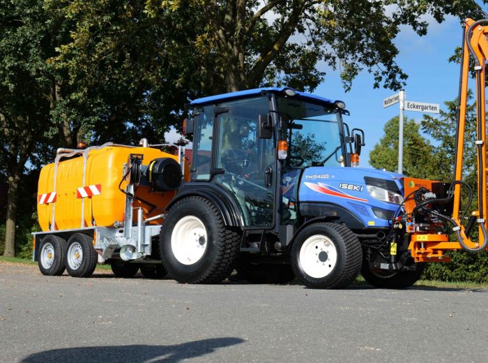 Traktor mit Trailer, geeignet für Bewässerungsarbeiten und Gartentechnik von Jansing & Hidding.
