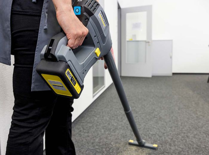 Kärcher Akkusauger sorgt für sauberen Bürofußboden