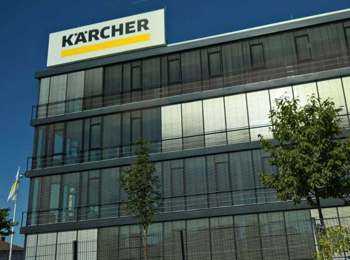 Firmengelände der Firma Kärcher mit modernen Gebäuden und grünen Flächen in einer urbanen Umgebung.