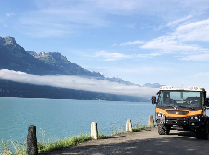 Ein Lkw fährt entlang einer Straße neben einem See, mit dem Modell Kalinke aebie vt470 vario euro im Fokus