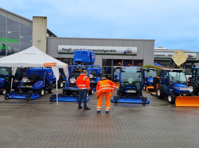 Blauer Himmel mit Wolken, der die Atmosphäre des Kommunaltags 2022 widerspiegelt