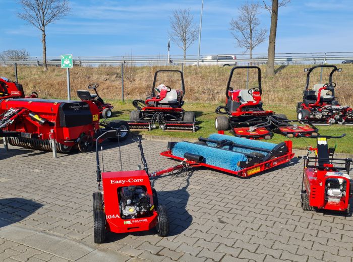 Rasenmäher in Rot und Schwarz, ausgestellt auf dem Kommunaltag 2022, zeigt innovative Gartentechnologie