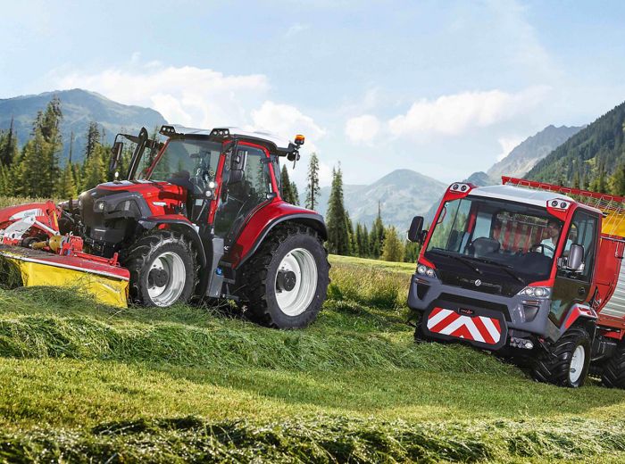 Lindner-Traktor trifft auf Lkw auf weiter Feldfläche