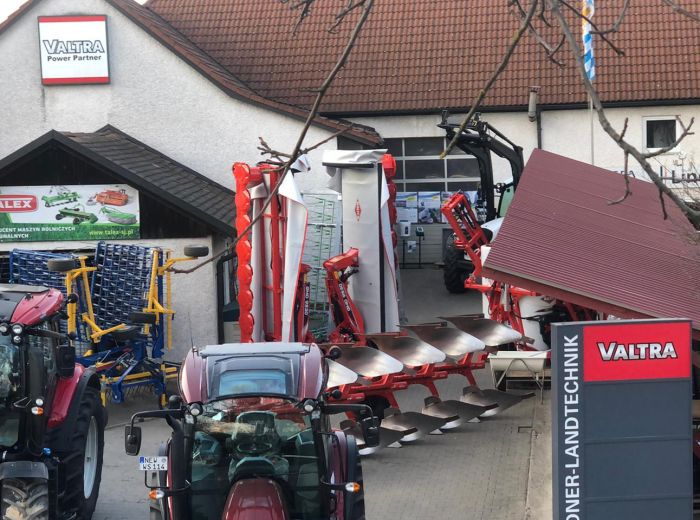 Traktoren stehen vor dem Lindner Standort, bereit für den Einsatz.