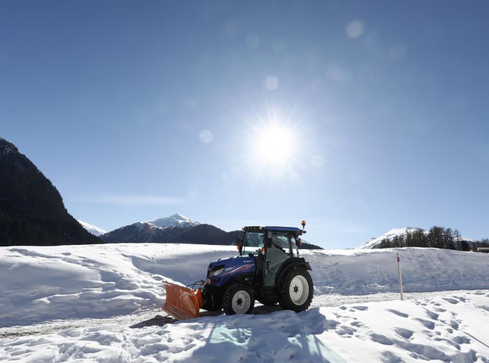Iseki-Traktor mit Schneeschild auf einer schneebedeckten Straße
