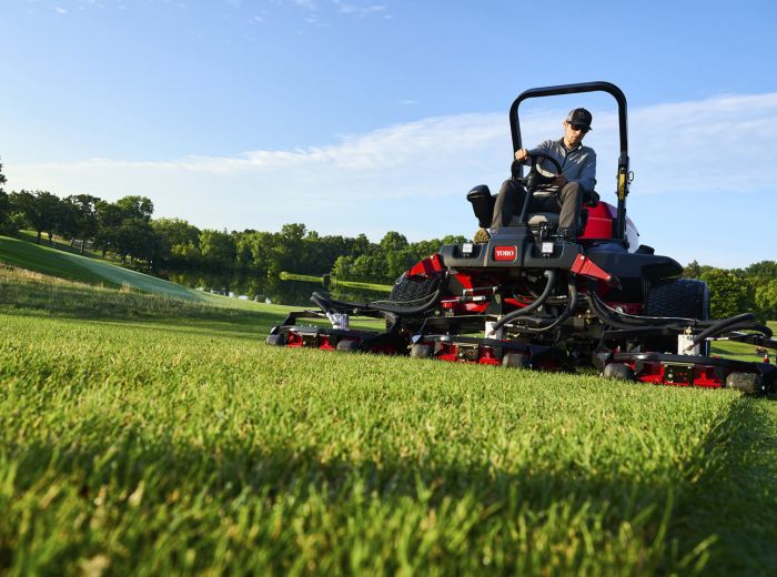 Ein Mann mäht das Gras auf einem Golfplatz mit einem Toro Golfplatzmäher