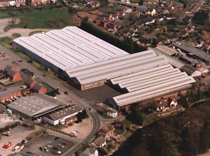 Luftaufnahme des Mcconel-Firmengeländes mit einem klaren Blick auf das Fabrikgebäude.