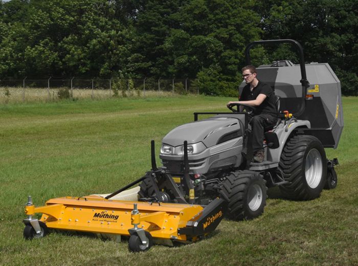 Ein Traktorfahrer auf einem grünen Feld, das für die Muething Mu collect Vario genutzt wird