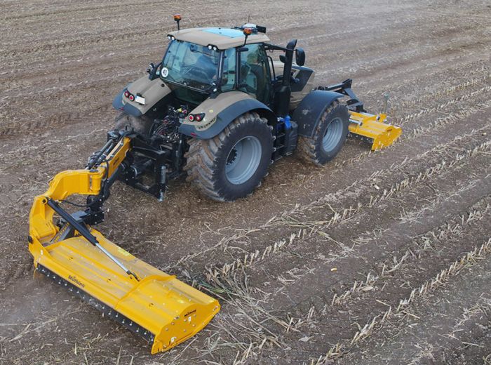 Muething Mu pro s Traktor mit gelber Klinge auf dem Boden, perfekt für verschiedene Einsatzmöglichkeiten