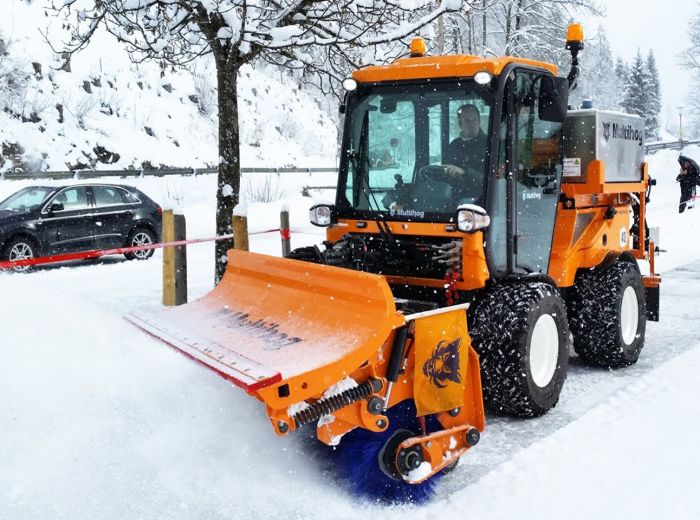 Ein Multihog Schneepflug reinigt die Straße von Schnee und gewährleistet eine sichere Durchfahrt