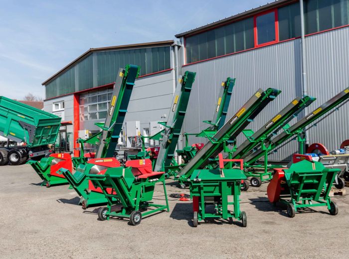 Unterschiedliche Geräte stehen vor einem Gebäude während der Oehler Maschinentage Ausstellung