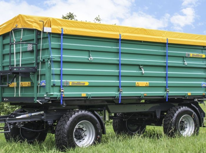 Grüner Anhänger mit gelber und schwarzer Plane, ausgestattet mit Oehler Rollplane Zubehör