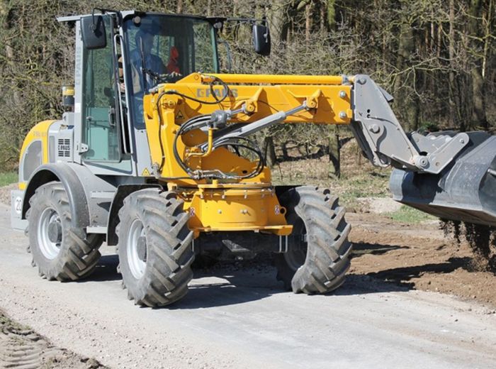 Paus Bagger meistert unbefestigte Straßenbedingungen