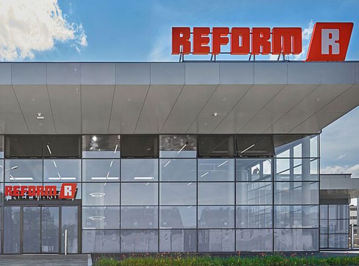 Vorderansicht eines Gebäudes, am Eingang des Reformstandorts.